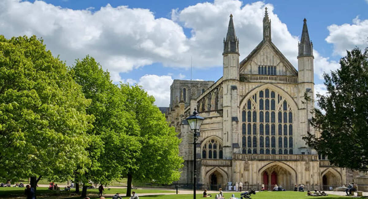 WINCHESTER - LEWIS SCHOOL OF ENGLISH 